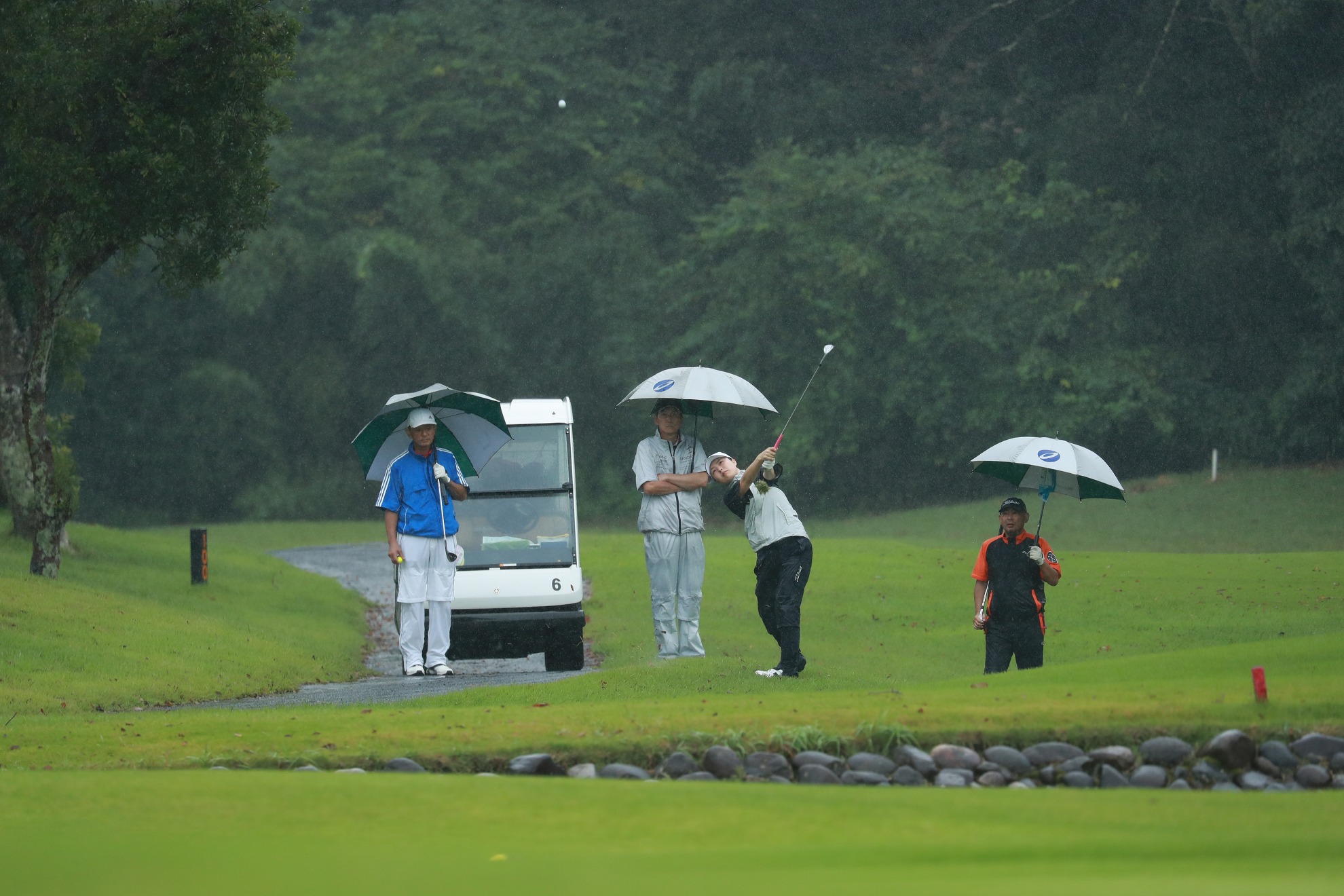 雨を味方につけて好スコアを 梅雨時期のスクランブルゴルフ事情
