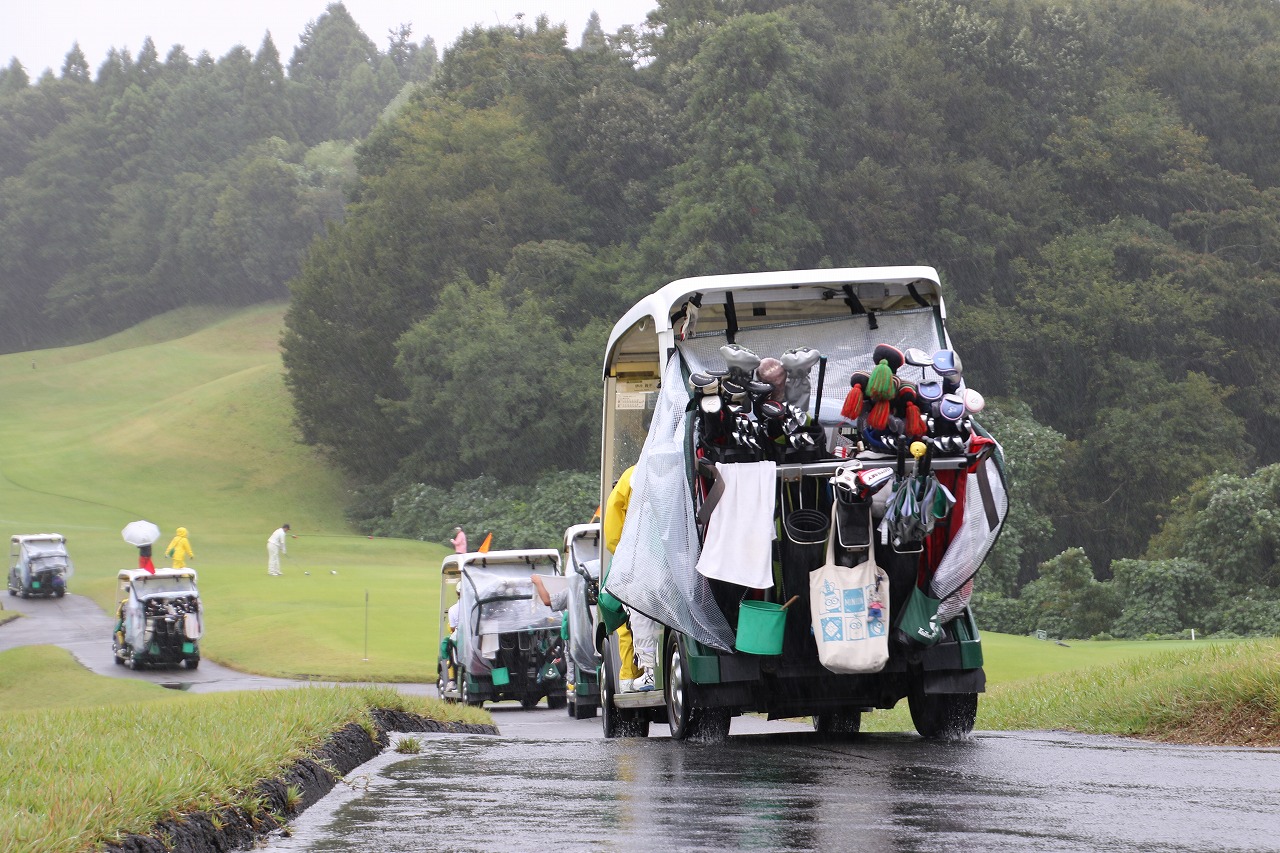 雨を味方につけて好スコアを 梅雨時期のスクランブルゴルフ事情