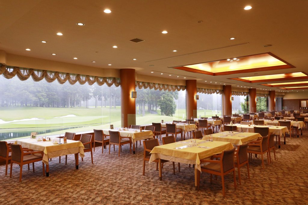 太平洋クラブ御殿場コースの開放感あふれるレストラン内観